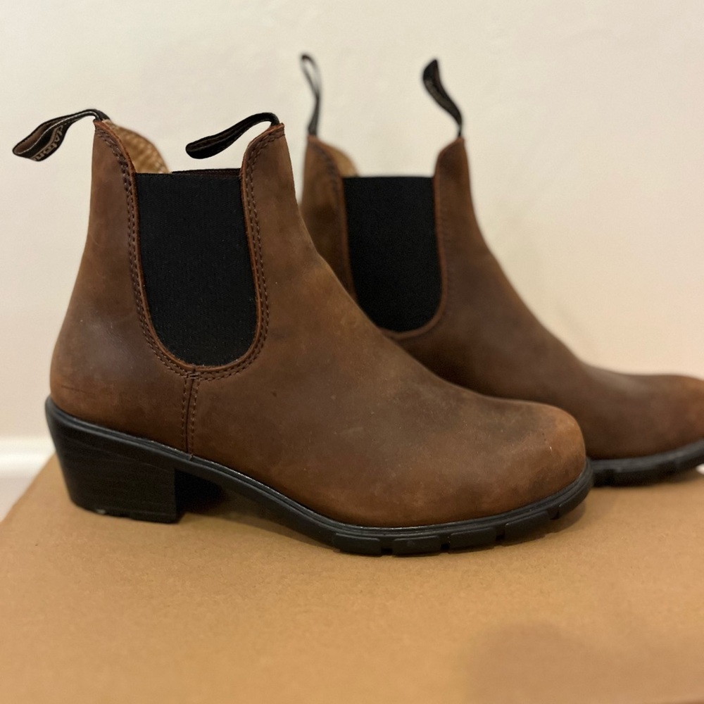 Never worn Blundstone heeled boots in Antique Brown.

New without tags
